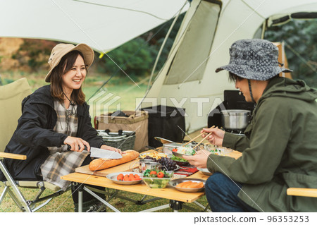 亞洲情侶露營者在秋冬露營地烹飪食物 96353253