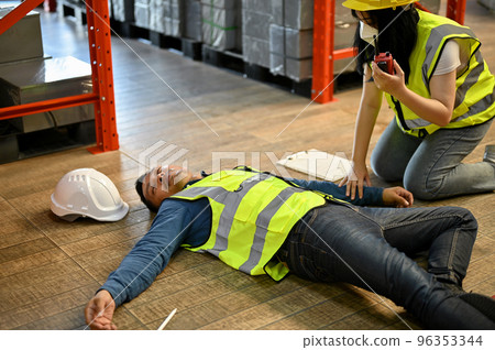 A female using a walkie-talkie called the factory's first aid team to rescue an unconscious man. 96353344