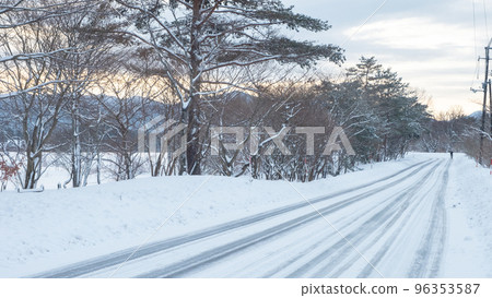 雪路,壓實的雪,冰燒,冬季彩色圖像(Hiruzen Kogen) 雪路,壓實的雪,冰燒,冬季彩色圖像(Hiruzen Kogen) 96353587
