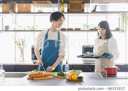 夫妻烹飪生活方式 96353817