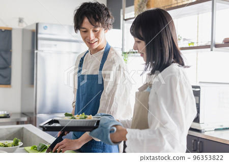 夫妻烹飪生活方式 96353822