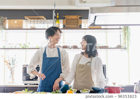 夫妻烹飪生活方式 96353823