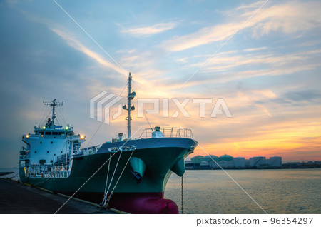 Evening scenery at the harbor 96354297