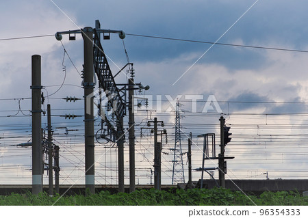鐵軌上的輸電線路 96354333