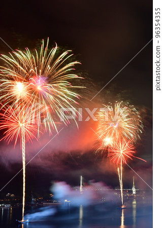 Odama fireworks that are launched over the sea of a port town 96354355