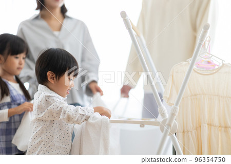 父母和孩子要洗衣服 96354750