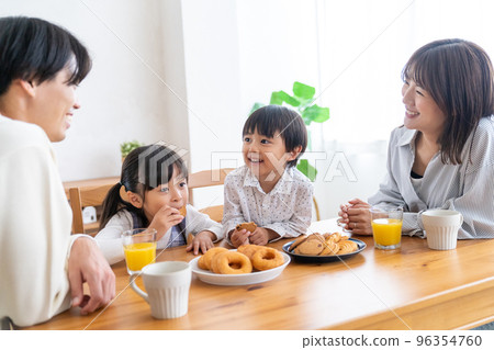 桌子周圍的家庭 桌子周圍的家庭 96354760