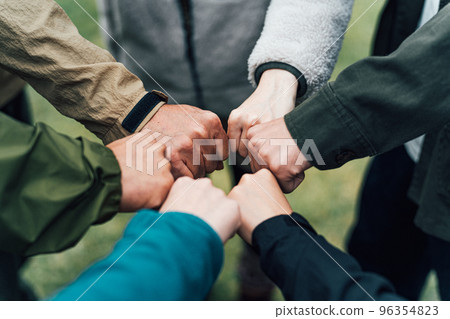 秋冬露營地與朋友合作的一隻手 秋冬露營地與朋友合作的一隻手 96354823