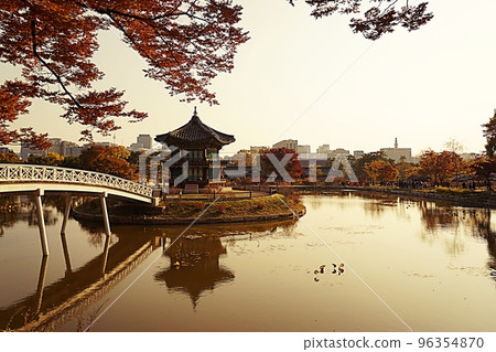 Autumn at Hyangwonjeong Pavilion in Gyeongbokgung Palace Autumn at Hyangwonjeong Pavilion in Gyeongbokgung Palace 96354870