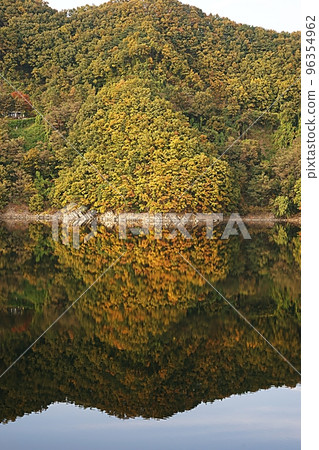 Daecheong Lake in autumn 96354962