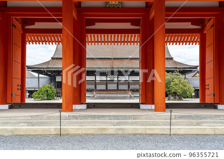[Kyoto Prefecture] The Shishinden seen through the Jomeimon Gate of the Kyoto Imperial Palace 96355721