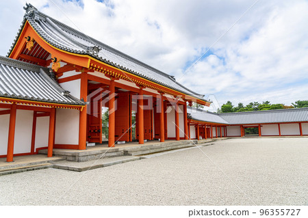 [京都府]色彩鮮豔的京都御所的Jomeimon門 96355727