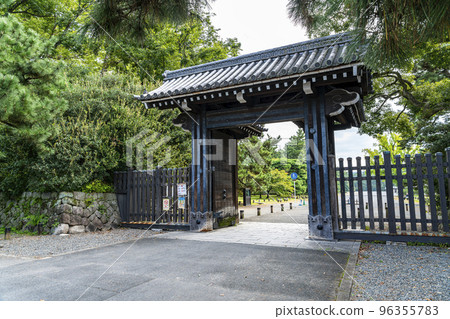 [京都府]京都御苑的干門，您可以在這裡感受到莊嚴的氣氛 96355783