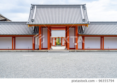 [Kyoto Prefecture] Brightly colored Nikamon and Gekkamon gates of the Kyoto Imperial Palace 96355794