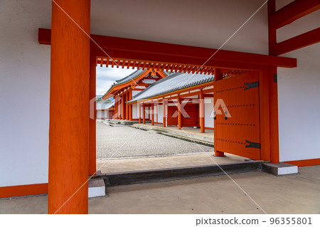 [Kyoto Prefecture] Brightly colored Jomeimon Gate of the Kyoto Imperial Palace 96355801