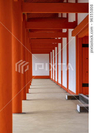 [Kyoto Prefecture] Vermilion pillars surrounding the Shishinden of the Kyoto Imperial Palace 96355808