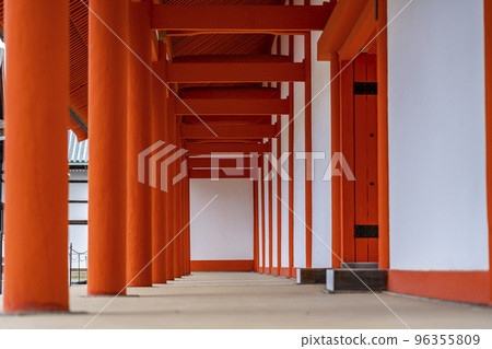 [Kyoto Prefecture] Vermilion pillars surrounding the Shishinden of the Kyoto Imperial Palace 96355809