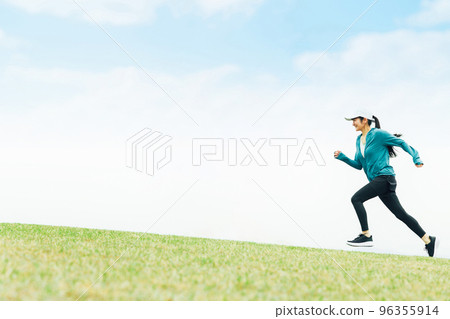Asian woman training to run on a slope (exercise, sports, dash) 96355914