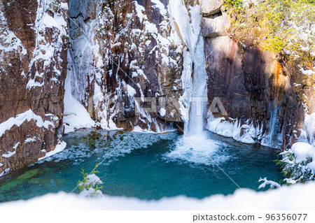 [Winter material] Kakizore Valley in winter Ushigataki Falls [Nagano Prefecture] 96356077