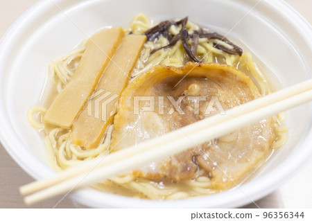 美味的杯麵豚骨拉麵 美味的杯麵豚骨拉麵 96356344