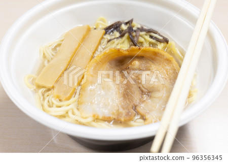 美味的杯麵豚骨拉麵 美味的杯麵豚骨拉麵 96356345