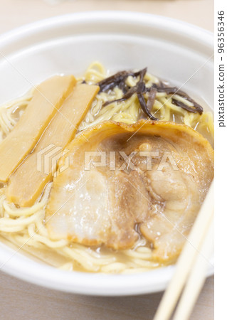 美味的杯麵豚骨拉麵 96356346