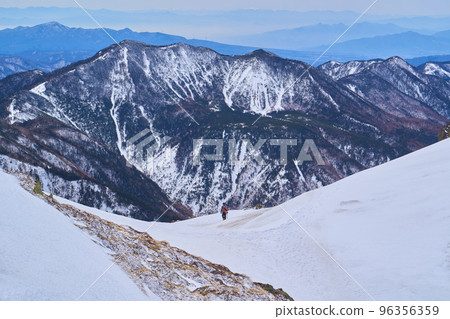 冬季的日光白根山 登山者從 2500 米的登山道和西南側的山脈(鈴岳、黑引山等)下山 冬季的日光白根山 登山者從 2500 米的登山道和西南側的山脈(鈴岳、黑引山等)下山 96356359