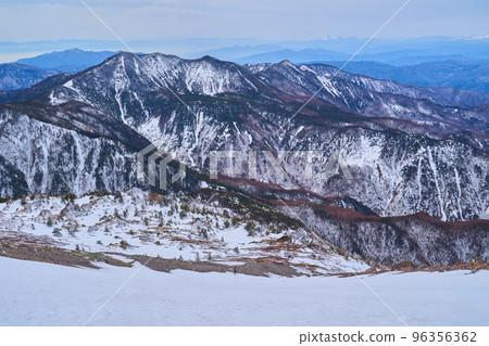 Mt. Nikko-Shirane in winter Climbers descending from the 2500m mountain trail and mountains on the southwest side (Mt. Suzugatake, Mt. Kurohiki, etc.) 96356362