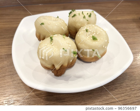 Raw steamed parcel (grilled small dragon parcel) originated in Shanghai, China Raw steamed parcel (grilled small dragon parcel) originated in Shanghai, China 96356697