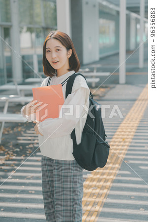 女大學生 大學生 學校通勤 96356883