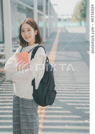 女大學生 大學生 學校通勤 96356884