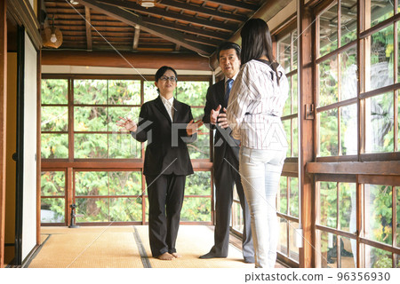 Young woman listening to senior staff explaining Japanese culture 96356930