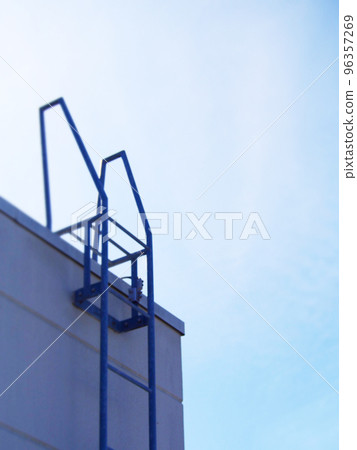 Commercial facility roof ramp fixed ladder Commercial facility roof ramp fixed ladder 96357269