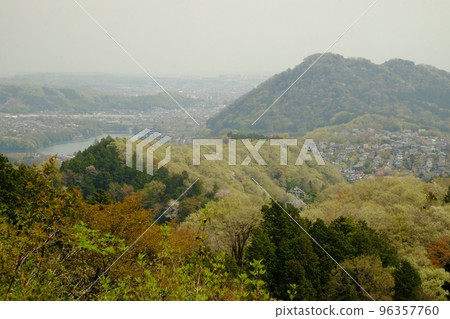 Sprouting Mountains, Haruka Tsukui Lake and Mt. Shiroyama [Tsukui, Sagamihara City, April] 96357760