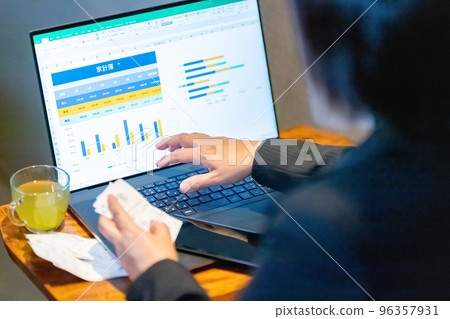 Household account book spreadsheet graph comparison living expenses receipt female new employee cafe 96357931