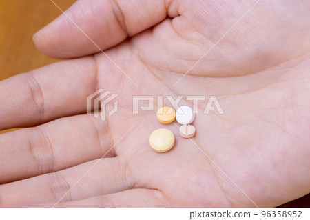 Pills on the palm 96358952