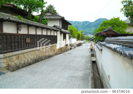 岡山縣高橋市石比谷町故里村 1 號武士住宅街景的晚春 96359016