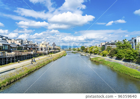[京都府] 清澈的鴨川河床 96359640