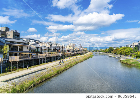 [京都府] 清澈的鴨川河床 96359643
