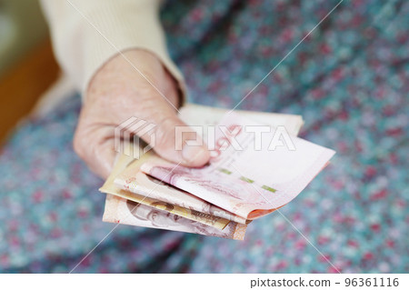 Retired elderly woman counting coins money and worry about monthly expenses and treatment fee payment. 96361116