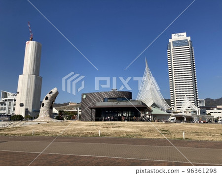 November 18, 2022 Kobe Port 96361298