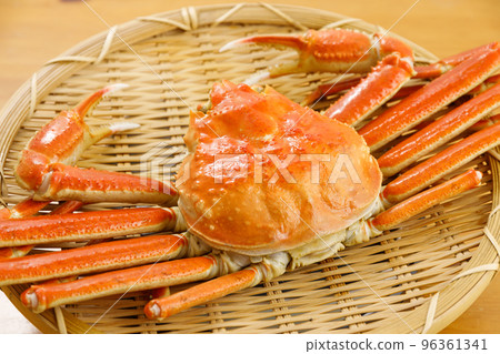 Snow crab on a strainer Snow crab on a strainer 96361341