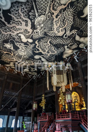 [Kyoto Prefecture] A dynamic pair of dragons painted in the dharma hall of Kenninji Temple 96362055