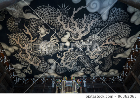 [Kyoto Prefecture] A dynamic pair of dragons painted in the dharma hall of Kenninji Temple 96362063