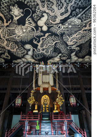 [Kyoto Prefecture] A dynamic pair of dragons painted in the dharma hall of Kenninji Temple 96362064