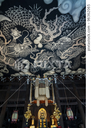 [Kyoto Prefecture] A dynamic pair of dragons painted in the dharma hall of Kenninji Temple 96362065