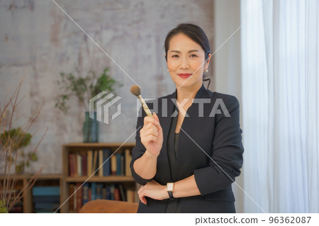有化妝刷的化妝師 96362087