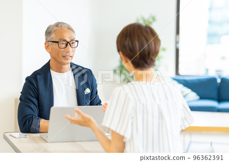 資深商人和中間婦女 96362391