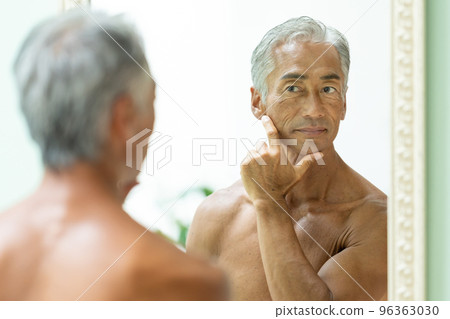 senior man looking in the mirror 96363030