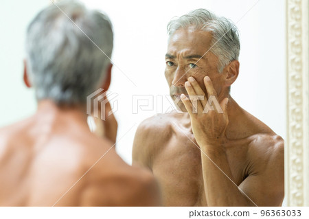 senior man looking in the mirror 96363033